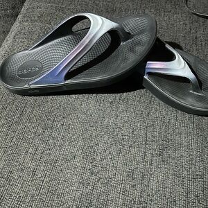 Oofos sandals black with grey blue and purple in color women’s size 9 good cond.
